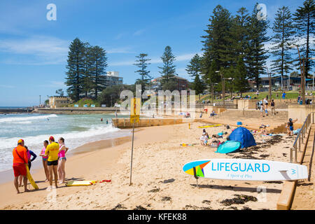 Rettungsschwimmer und Surf Rettungskräfte auf Dee Why Beach in Sydney, Australien Stockfoto