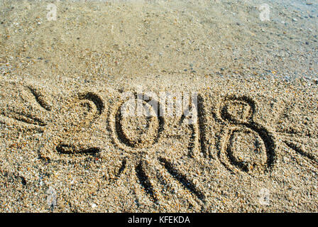 2018 Jahr Hinweis in den Strand Oberfläche geschrieben Stockfoto