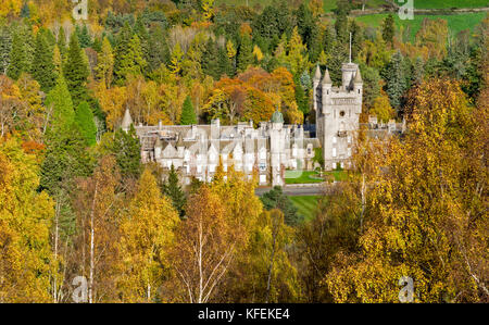 BALMORAL CASTLE ROYAL DEESIDE ABERDEENSHIRE SCOTLAND herbstliche Bäume umgeben das Schloss Stockfoto