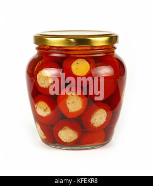 Nahaufnahme von einem Glas Glas eingelegte pepperoncini Cherry Red Hot Chili Paprika gefüllt mit Ricotta, mit goldenen Deckel auf weißem Hintergrund Stockfoto