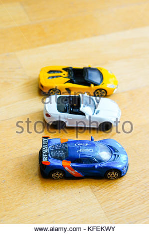 Spielzeugautos auf einem Holzboden Auto Spielzeug spielen Stockfoto