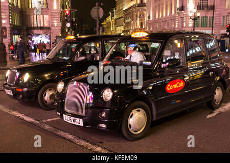 Schwarzen Londoner Taxis warten auf die Lichter auf dem Piccadilly Circus, London, UK zu ändern Stockfoto