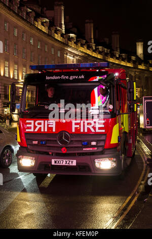 Die neuen Londoner Feuerwehr Mercedes Atego/Not eine DPL 150 Motor in Verkehr in Piccadilly Circus, London, UK warten Stockfoto