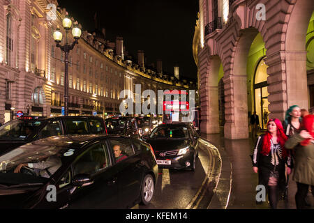 Ein Uber minicab Nachts auf der Regent Street in der Nähe von Piccadilly Circus, London, UK Stockfoto