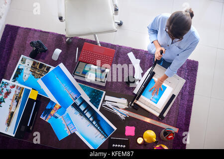 Fotograf und Künstler arbeiten am Bild im Design Studio Stockfoto