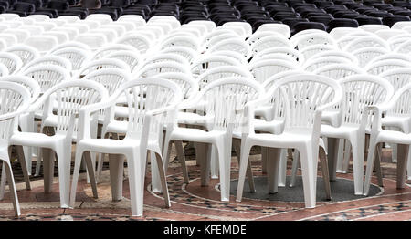 Hintergrund für eine Reihe von Kunststoff Stühle Stockfoto