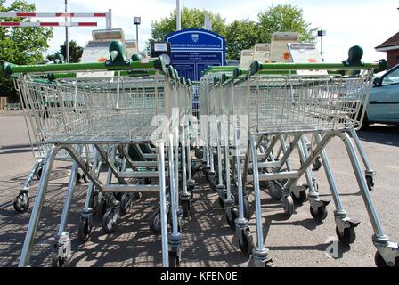 Einkaufswagen außerhalb einer Filiale der Supermarktkette waitrose in Tenterden in Kent, England am 27. Juni 2008. Stockfoto