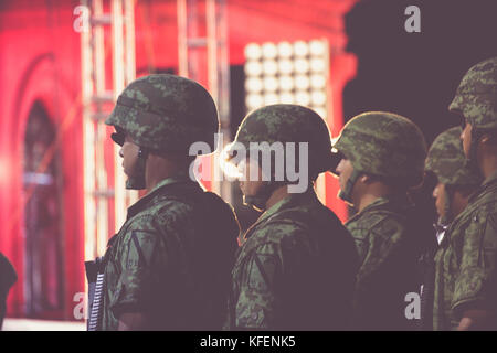 Monterrey, Nuevo Leon/Mexiko - der 09 15 2017: Mexikanische soldieras an der mexikanischen Unabhängigkeit Feier an der Städtischen Palast in Monterrey, Mexiko Stockfoto