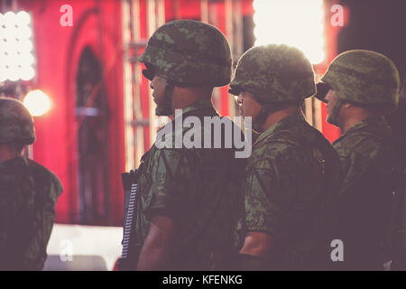 Monterrey, Nuevo Leon/Mexiko - der 09 15 2017: Mexikanische soldieras an der mexikanischen Unabhängigkeit Feier an der Städtischen Palast in Monterrey, Mexiko Stockfoto