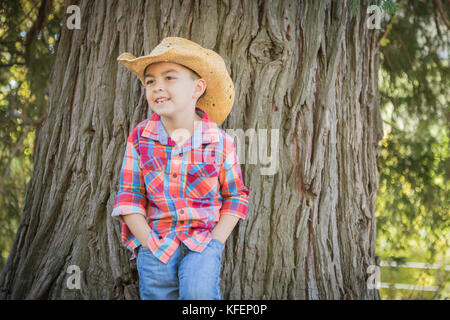 Gemischten rennen Junge tragen Cowboyhut stehen im Freien. Stockfoto