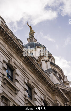 Die Statue der Muttergottes Gerechtigkeit auf der Spitze der Kuppel des Old Bailey Crown Court in London. Stockfoto