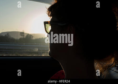 Frau aus Auto Fenster Stockfoto