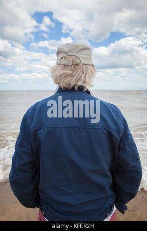 Reifer Mann, der auf das Meer blickt Stockfoto