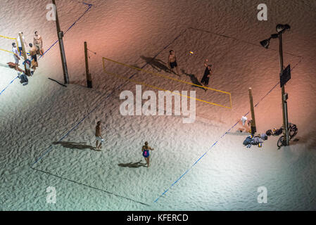 Israel, Tel Aviv-Yafo - Oktober 28, 2017: Leute spielen Beachvolleyball am Strand bei Nacht. Die Strände von Tel Aviv und der Stadt promenade spielen eine Stockfoto