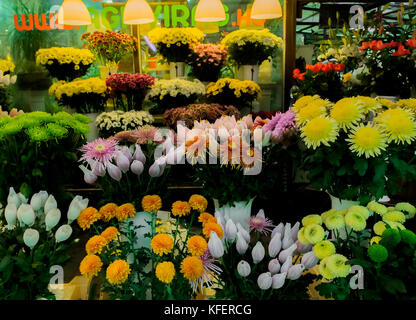 Bunte Blumen auf dem Friedhof um die Blume Ständen auf das Fest Allerheiligen Stockfoto