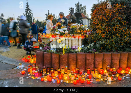 Allerheiligen auf dem Budapester Farkasret-Friedhof.die Menschen stellen Kerzen und Blumensträuße in Erinnerung an ihre Toten. Stockfoto