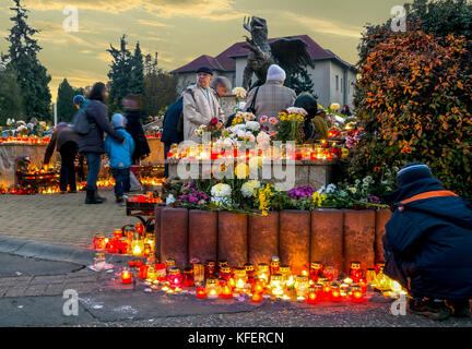 Allerheiligen auf dem Budapester Farkasret-Friedhof.die Menschen stellen Kerzen und Blumensträuße in Erinnerung an ihre Toten. Stockfoto