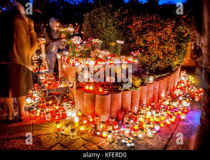 Allerheiligen auf dem Budapester Farkasret-Friedhof.die Menschen stellen Kerzen und Blumensträuße in Erinnerung an ihre Toten. Stockfoto