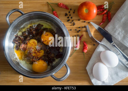 Geschmorte gebratenes Fleisch, Eier, oder einfach mit einer Vielzahl von Gewürzen. Stockfoto