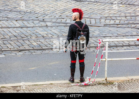 Junger Punkrocker, Punker auf einer leeren Straße, Prag, Tschechische Republik Mann Punkmode mohawk Hairstyle Stockfoto