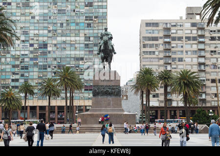 MONTEVIDEO, URUGUAY – 8. OKTOBER 2017: Menschen auf dem Platz Unabhängigkeit. Stockfoto