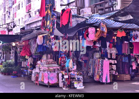 Bekleidung Abschaltdruck an einer Straßenecke von Tai Po Markt, Hong Kong. Stockfoto
