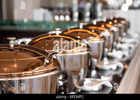 Heizung Fächer auf dem Buffet bereit für Service. Frühstück und Mittagessen Buffet essen catering Bankett im Hotel. Stockfoto