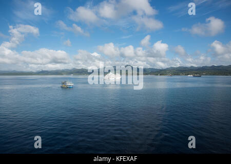 SUVA, VITI LEVU, FIDSCHI-28. NOVEMBER 2016: Tropische Insellandschaft mit Pazifik und nautischen Schiffen unter blauem Himmel mit Wolken in Suva, Fidschi Stockfoto