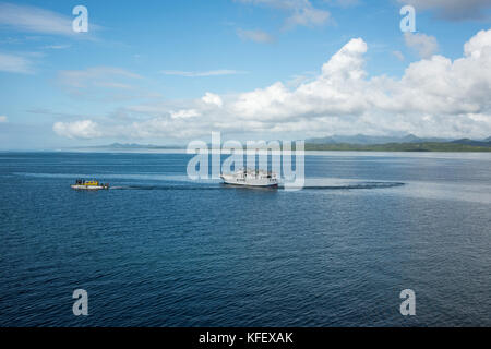 SUVA, VITI LEVU, FIDSCHI-28. NOVEMBER 2016: Fischerboot und Seehalter mit Menschen in den pazifischen Gewässern vor der Küste von Suva, Fidschi Stockfoto