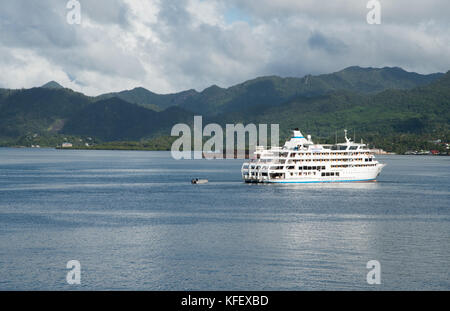 SUVA, VITI LEVU, FIDSCHI-28. NOVEMBER 2016: Captain Cook Cruises Schiff mit der üppigen tropischen Regenwaldlandschaft in Suva, Viti Levu, Fidschi Stockfoto