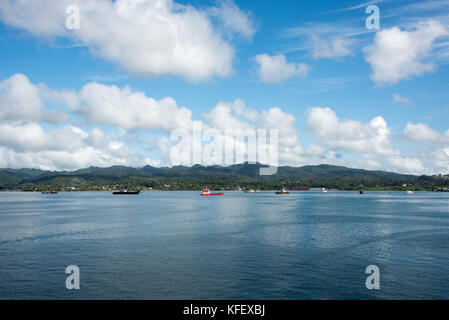 SUVA, VITI LEVU, FIDSCHI-28. NOVEMBER 2016: Vielfalt von Wasserfahrzeugen im Pazifischen Ozean mit tropischer Regenwaldlandschaft in Suva, Viti Levu, Fidschi Stockfoto