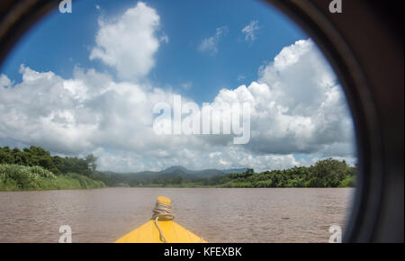 Suva, Viti Levu, Fidschi - November 28,2016: abstrakte Perspektive durch wasserdichte Kamera Linse beim Kanufahren in navua River mit Regenwald in Suva, Fidschi Stockfoto
