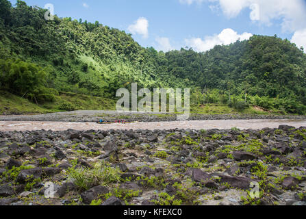 SUVA, VITI LEVU, FIDSCHI-28. NOVEMBER 2016: Navua River, tropischer Regenwald und Touristen genießen eine Langbootfahrt durch die Stromschnellen in Suva, Fidschi Stockfoto