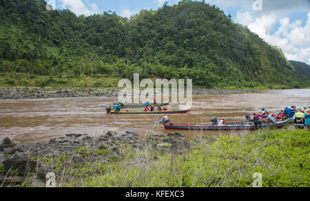 SUVA, VITI LEVU, FIDSCHI-28. NOVEMBER 2016: Touristen und Langboote am Ufer des Navua-Flusses mit tropischer Regenwaldflora in Suva, Fidschi Stockfoto
