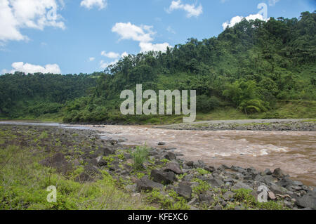 SUVA, VITI LEVU, FIDSCHI-28. NOVEMBER 2016: Navua River, tropischer Regenwald und Touristen genießen eine Langbootfahrt durch die Stromschnellen in Suva, Fidschi Stockfoto