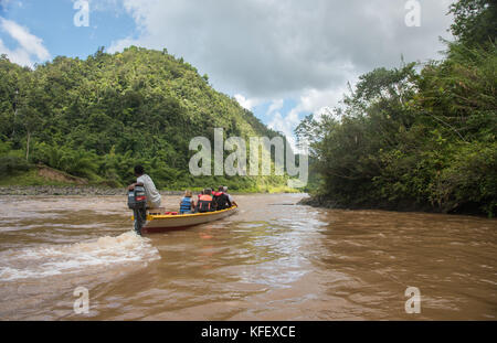 SUVA, VITI LEVU, FIDSCHI-28. NOVEMBER 2016: Motorisiertes Langboot mit Touristen, tropische Regenwaldlandschaft und Fluss Navua in Suva, Fidschi Stockfoto