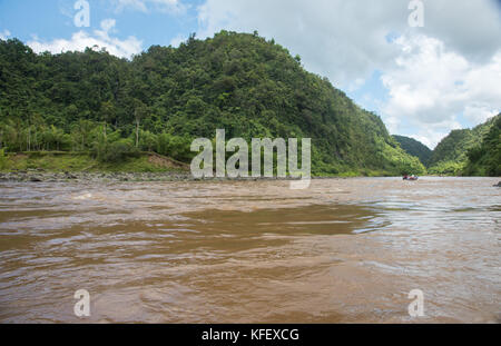 SUVA, VITI LEVU, FIDSCHI-28. NOVEMBER 2016: Motorisiertes Langboot mit Touristen, tropische Regenwaldlandschaft und Fluss Navua in Suva, Fidschi Stockfoto