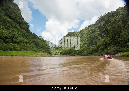 SUVA, VITI LEVU, FIDSCHI-28. NOVEMBER 2016: Touristen auf einer motorisierten Langbootfahrt durch den tropischen Regenwald im Navua-Fluss in Suva, Fidschi Stockfoto