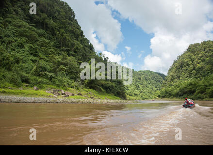 SUVA, VITI LEVU, FIDSCHI-28. NOVEMBER 2016: Touristen auf einer motorisierten Langbootfahrt durch den tropischen Regenwald im Navua-Fluss in Suva, Fidschi Stockfoto