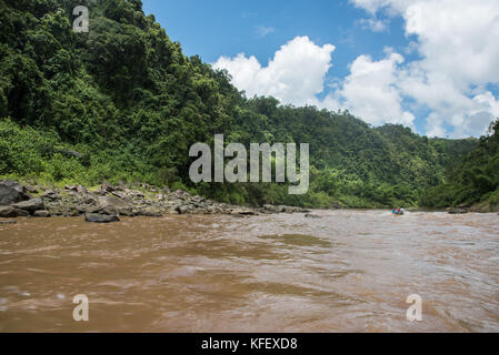 SUVA, VITI LEVU, FIDSCHI-28. NOVEMBER 2016: Touristen auf Langbootfahrt durch den tropischen Regenwald mit Stromschnellen des Navua River in Suva, Fidschi Stockfoto