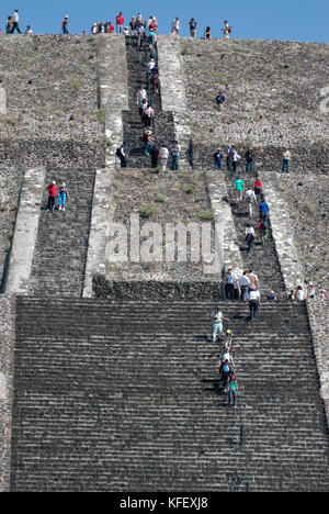 Masse der Touristen klettern die Spitze der Pyramide der Sonne und die Pyramide des Mondes an einem sonnigen Wintertag. Teotihuacan, Mexiko Stadt. Mexiko Stockfoto