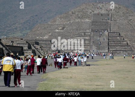 Masse der Touristen klettern die Spitze der Pyramide der Sonne und die Pyramide des Mondes an einem sonnigen Wintertag. Teotihuacan, Mexiko Stadt. Mexiko Stockfoto