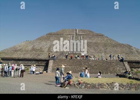 Masse der Touristen klettern die Spitze der Pyramide der Sonne und die Pyramide des Mondes an einem sonnigen Wintertag. Teotihuacan, Mexiko Stadt. Mexiko Stockfoto