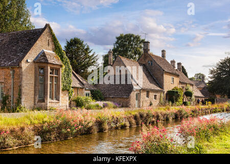 Das Cotswolds-Dorf Lower Slaughter, Gloucestershire, England Stockfoto