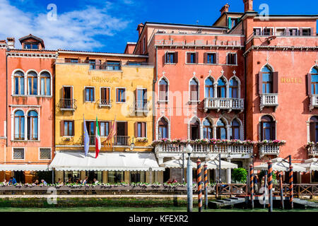 Bunte Gebäude entlang des Canal Grande in Venedig, Italien Stockfoto