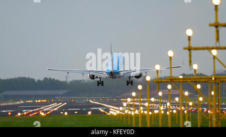 AMSTERDAM, NIEDERLANDE - 27. JULI 2017: KLM Cityhopper Embraer 175 Landung auf der Runway 18R Polderbaan. Flughafen Shiphol, Amsterdam, Holland Stockfoto