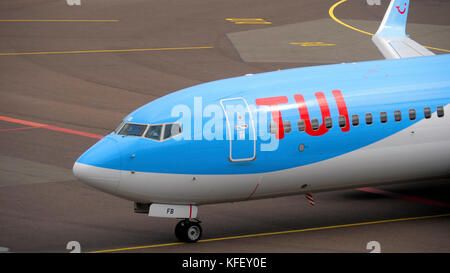 AMSTERDAM, NIEDERLANDE - 29. JULI 2017: TUI fly Boeing 737 PH-TFB Rollens endet nach der Landung. Flughafen Shiphol, Amsterdam, Holland Stockfoto