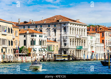 Ein privates Boot auf dem Canal Grande in Venedig, Italien Stockfoto