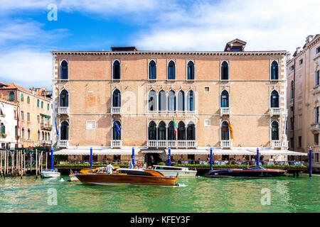 Ein Schnellboot vor bunten Gebäuden entlang des Canal Grande in Venedig, Italien Stockfoto