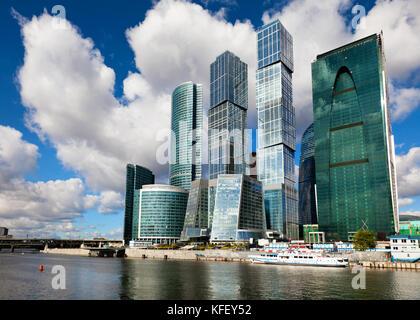 Blick auf Finanz- und Bürozentrum 'Moscow City' mit Wolkenkratzern im Zentrum von Moskau am Presnenskaya Embankment, Russland Stockfoto
